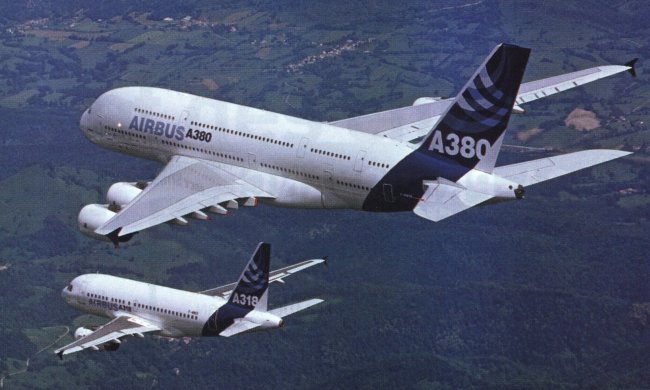 Vue d'un A318 en compagnie d'un A380 (photo : Airbus)