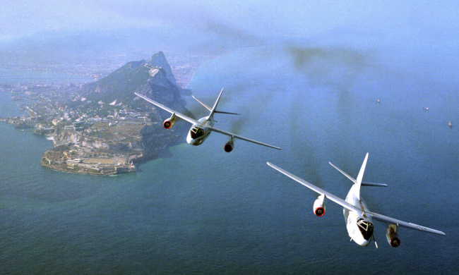 Vue de deux EA-3B Skywarrior au-dessus de Gibraltar (photo: The U.S. National Archives)