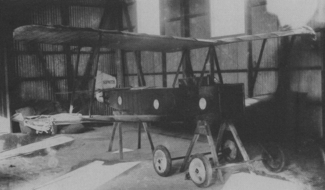 Vue d'un Sopwith A.T. (photo : Jane's pocket book 13 RPVs: Robot Aircraft Today - Michael J.H. Taylor)