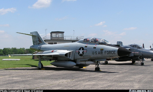 Vue de missiles AIR-2A Genie montés sur un F-101B (photo : Sean O'Connor)