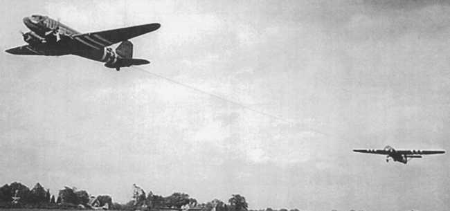 Décollage d'un planeur de transport Horsa (photo : Ciel de Guerre)