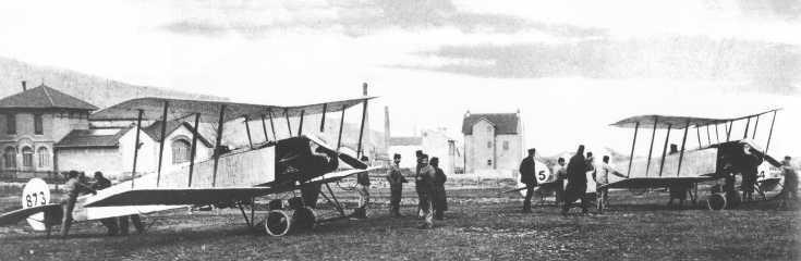 Vue de deux Avro 504A (photo : Histoire de l'Aviation Militaire Bill Gunston - TRH Pictures)