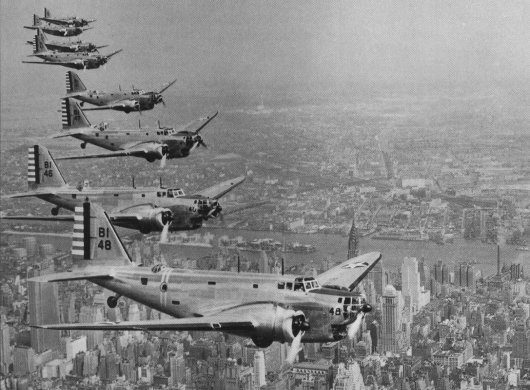 Vue d'une formation de B-18 au-dessus de Manhattan (photo : Histoire de l'Aviation Militaire Bill Gunston - TRH Pictures)