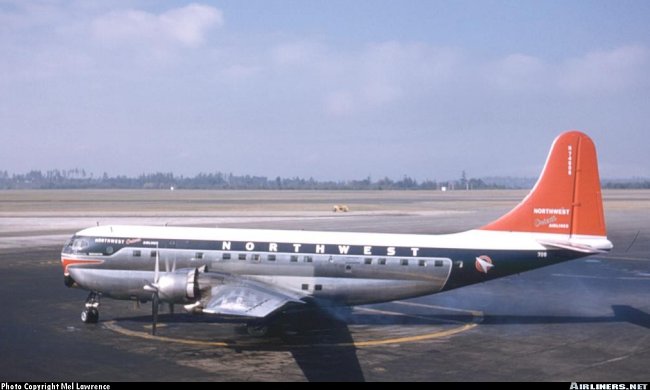 Vue d'un 377-10-30 de la compagnie Northwest Orient Airlines (photo : Mel Lawrence)