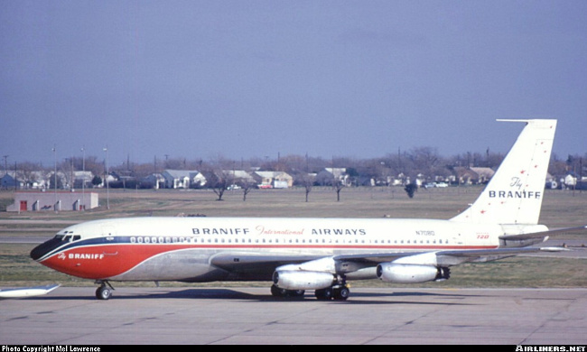 Vue d'un Boeing 720-027 de la compagnie Braniff International Airways (photo : Mel Lawrence)