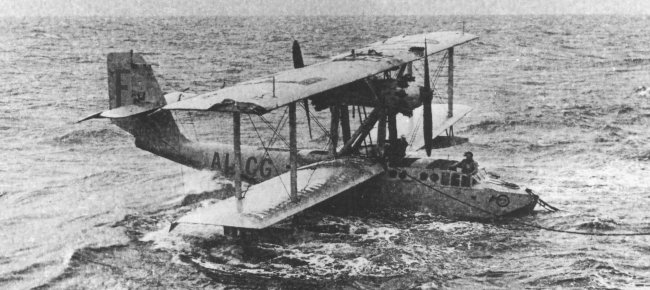 Vue du sauvetage du CAMS 56 piloté par Jean Mermoz (photo : L'Aéropostale - Benoît Heimermann/Olivier Margot - Icare Musée Air France)