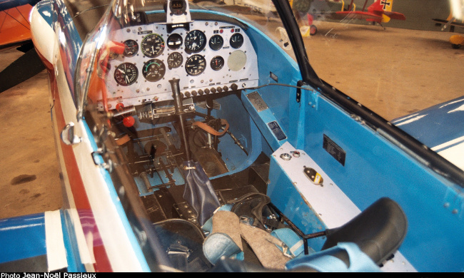 Vue du poste de pilotage d'un CAP 20 (photo : JN Passieux, musée JB Salis, La Ferté-Alais)