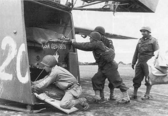 Chargement d'un véhicule dans un planeur de transport CG-4A (photo : Ciel de Guerre)