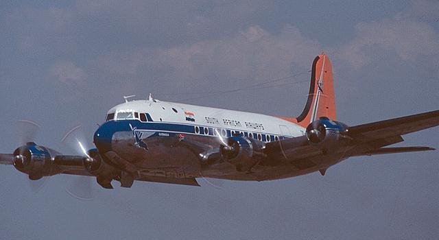 Vue d'un DC-4 de la compagnie South African Airways