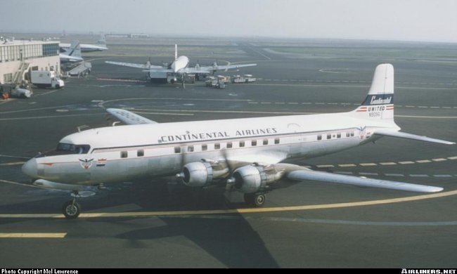 Vue d'un DC-6B (photo : Mel Lawrence)