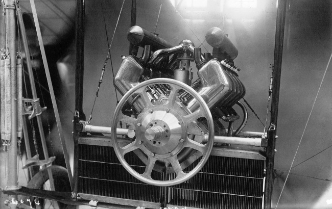 Vue d'un moteur E.N.V. 8 cylindres (photo : Gallica - Les Aéroplanes de 1911 - Raymond de Gaston)