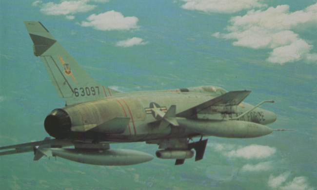 Vue d'un F-100D Super Sabre en attaque