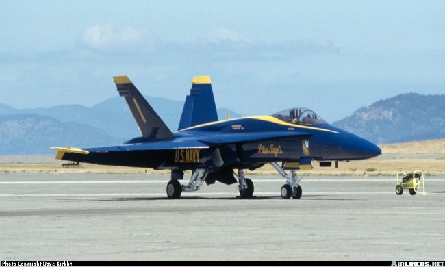 Vue d'un F/A-18A de la patrouille Blue Angels (photo : Dave Kirkby)