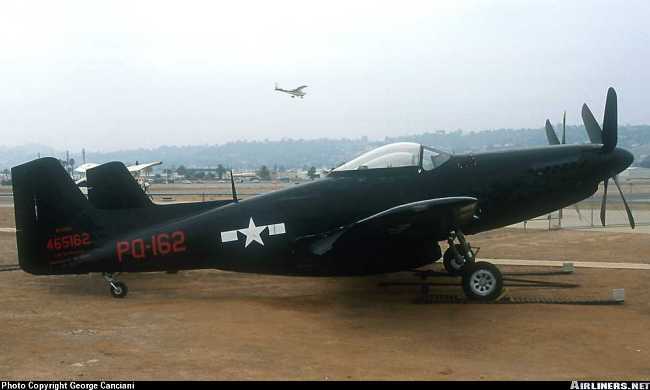 Vue d'un chasseur biplace F-82B Twin Mustang (photo : George Canciani)