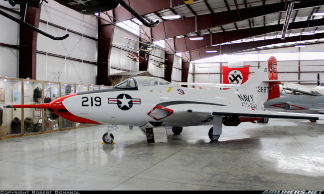 Vue d'un F9F-8 Cougar (photo : Robert Domandl)