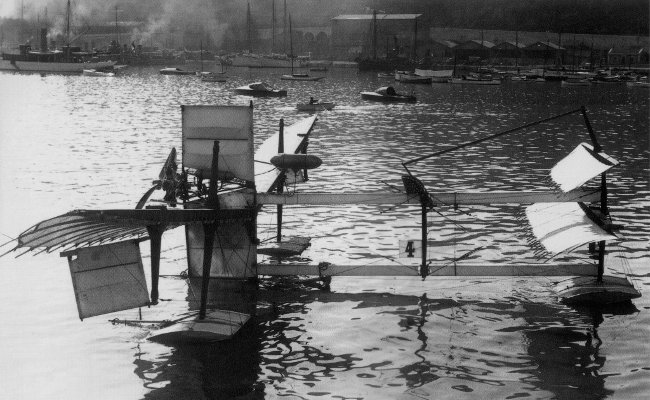 Vue du Fabre Hydravion sur l'eau (photo : The Colour Encyclopedia of Incredible Aeroplanes - Philip Jarrett)