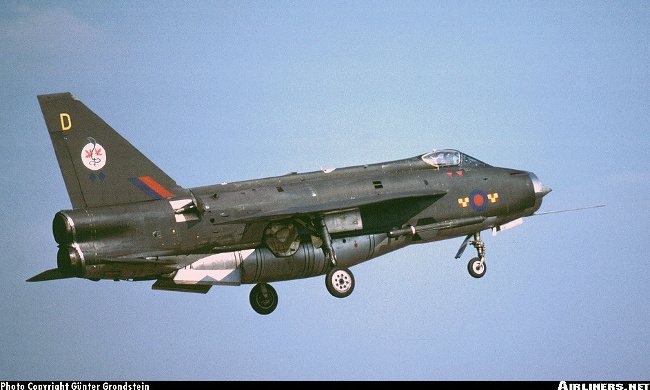 Vue d'un Firestreak monté sur un Lightning F.2A (photo : Günter Grondstein)