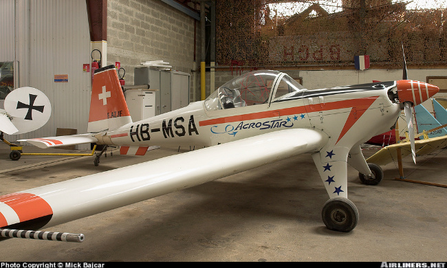 Vue d'un HI-27 Akrostar (photo : Mick Bajcar)