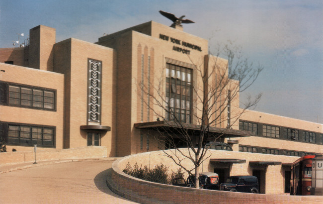 Vue de l'entrée du Marine Air Terminal, aéroport La Guardia (photo : livre New York par Bruce Marshall)