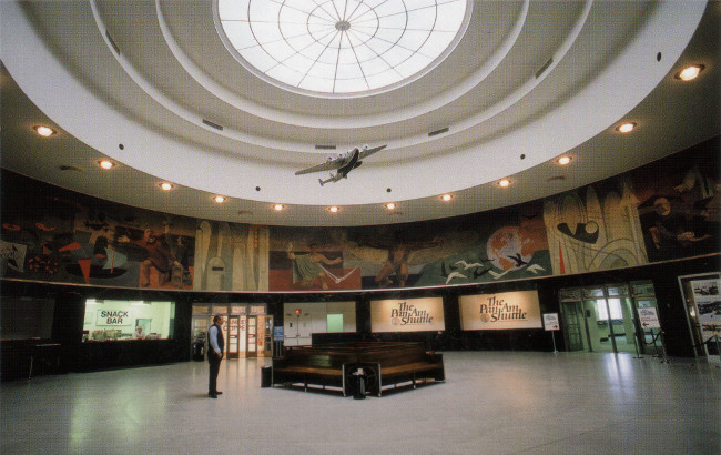 Vue de la salle d'embarquement du Marine Air Terminal, aéroport La Guardia (photo : livre New York par Bruce Marshall)