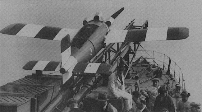 Vue d'un Larynx à bord du Stronghold (photo : Jane's pocket book 13 RPVs: Robot Aircraft Today - Michael J.H. Taylor)