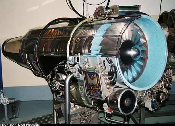 Vue d'un réacteur Turbomeca-SNECMA Larzac 04 (photo : JN Passieux, musée SNECMA, décembre 2014)