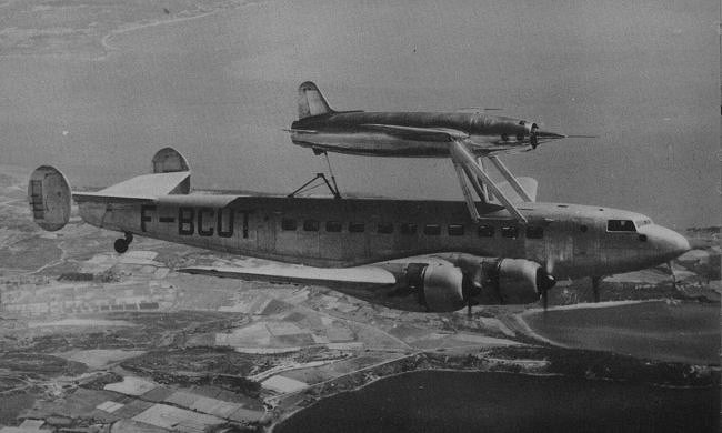 Vue du Leduc 0.10 porté par le SE-161 Languedoc (photo : Jane's pocket book 12 Research and experimental aircraft - Michael J.H. Taylor)