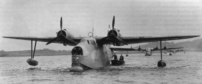 Vue d'un Lerwick devant un Sunderland (photo : Le Fana de l'Aviation - Imperial War Museum)