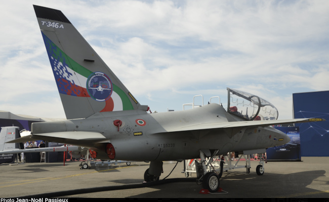 Vue d'un Aermacchi M-346 (photo : JN Passieux, Salon du Bourget 2025)