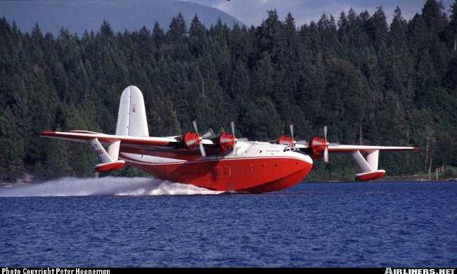 Atterrissage d'un Mars de Forest Industries Flying Tankers Ltd. sur le lac Sproat (photo : Peter Heeneman)