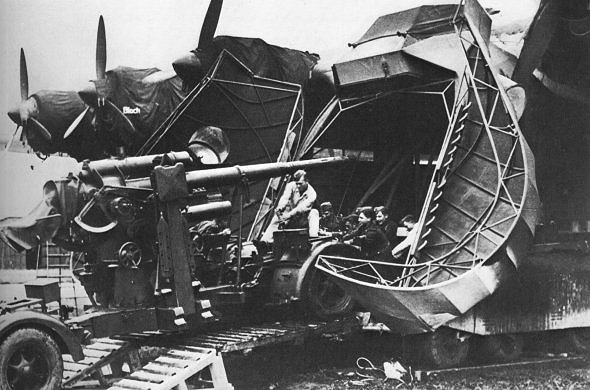 Embarquement d'une pièce de D.C.A. à bord d'un Me 323 (photo : Histoire de l'aviation René Chambe - Trampus)