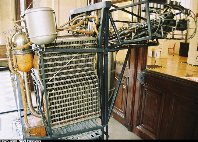 Vue du groupe moteur du monoplan Clément Ader Avion III (photo : JN Passieux - Musée des Arts et Métiers, juin 2014)