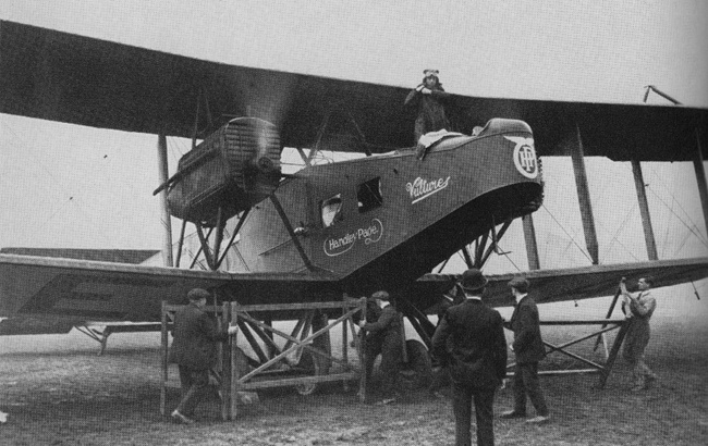 Vue d'un Handley Page O/400 de transport civil (photo : Pictorial History of BOAC and Imperial Airways Kenneth Munson)