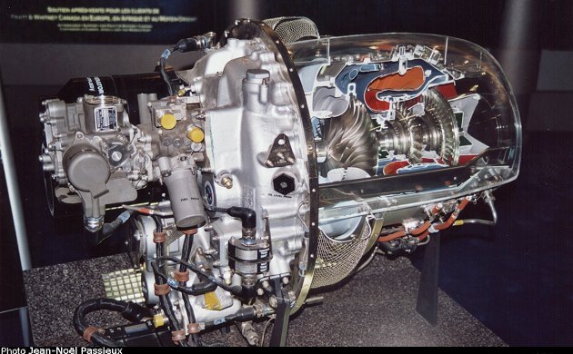 Vue du turbopropulseur PW200 (photo : JN Passieux, Salon du Bourget 2003)