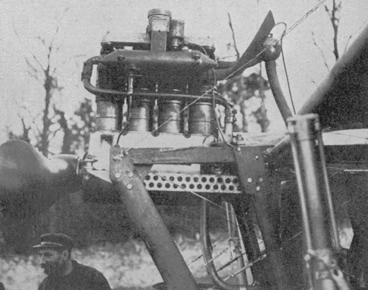 Vue d'un moteur Panhard et Levassor quatre cylindres (photo : Gallica - Les Aéroplanes de 1911 - Raymond de Gaston)