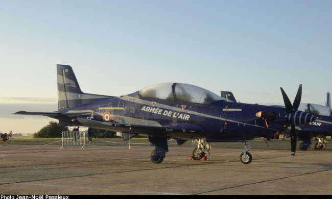 Vue d'un Pilatus PC-21 de la patrouille Mustang X (photo : JN Passieux, meeting de Melun-Villaroche 2024)