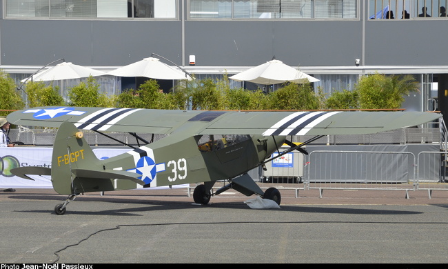 Vue d'un Piper PA-18 Super Cub (photo : JN Passieux, Salon du Bourget 2015)