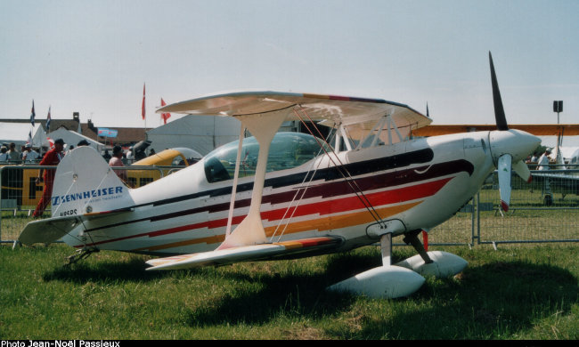 Vue d'un Pitts S-2 (photo : JN Passieux, meeting de la Ferté-Alais 2003)