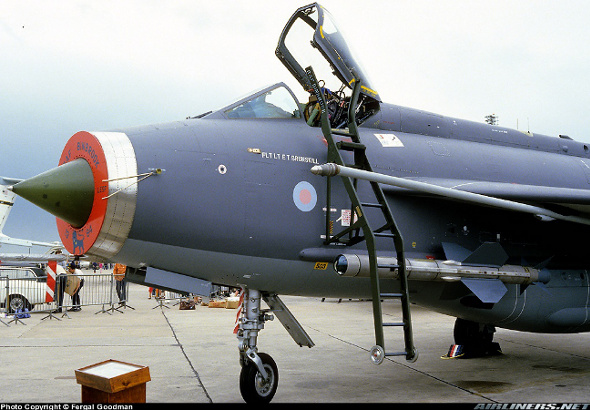 Vue d'un missile Red Top monté sur un Lightning F. 6 (photo : Fergal Goodman)