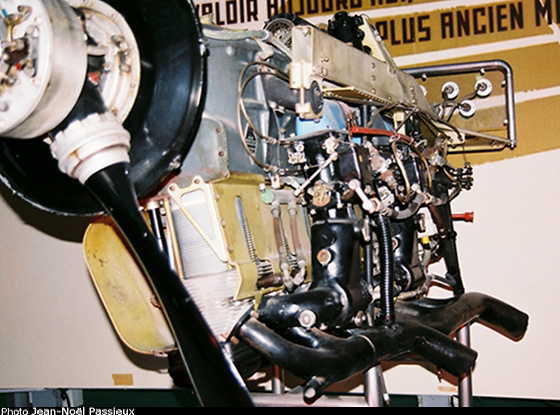 Vue d'un moteur Renault 6 Q (photo : JN Passieux, musée SNECMA, décembre 2014)