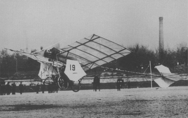 Vue d'un petit monoplan Santos-Dumont Demoiselle (photo : The Colour Encyclopedia of Incredible Aeroplanes - Philip Jarrett)