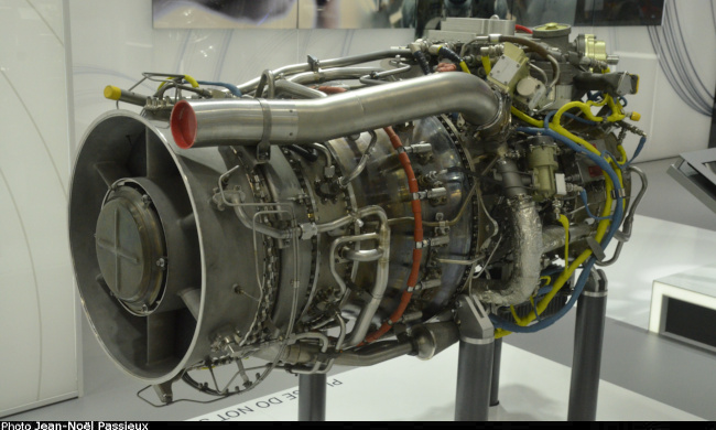 Vue d'un turbopropulseur General Electric T408 (photo : JN Passieux, Salon du Bourget 2023)