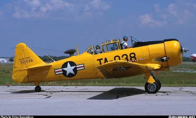 Vue d'un T-6G Texan (photo : Peter Vercruijsse)