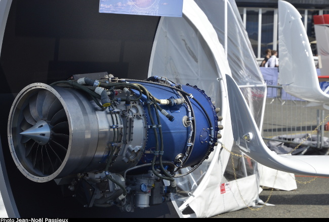 Vue d'un réacteur double flux Williams International FJ33-5A (photo : JN Passieux, Salon du Bourget 2015)