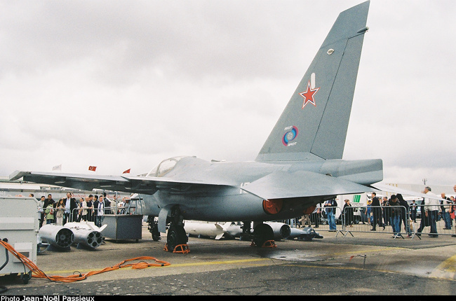 Vue d'un Yak-130 (photo : JN Passieux, Salon du Bourget 2013)